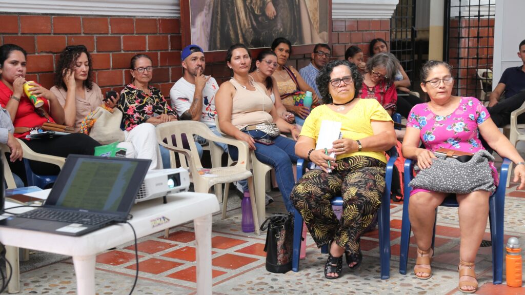 Puede ser una imagen de 8 personas y texto