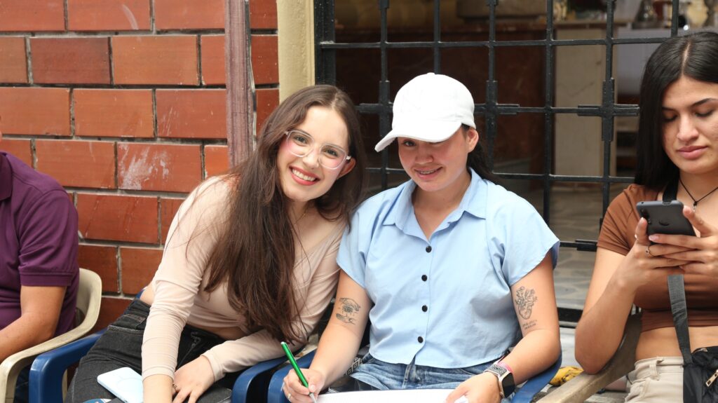 Puede ser una imagen de 4 personas y personas sonriendo