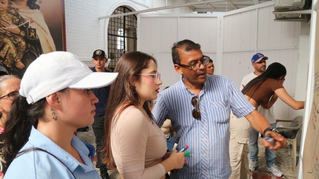 Puede ser una imagen de 5 personas y texto