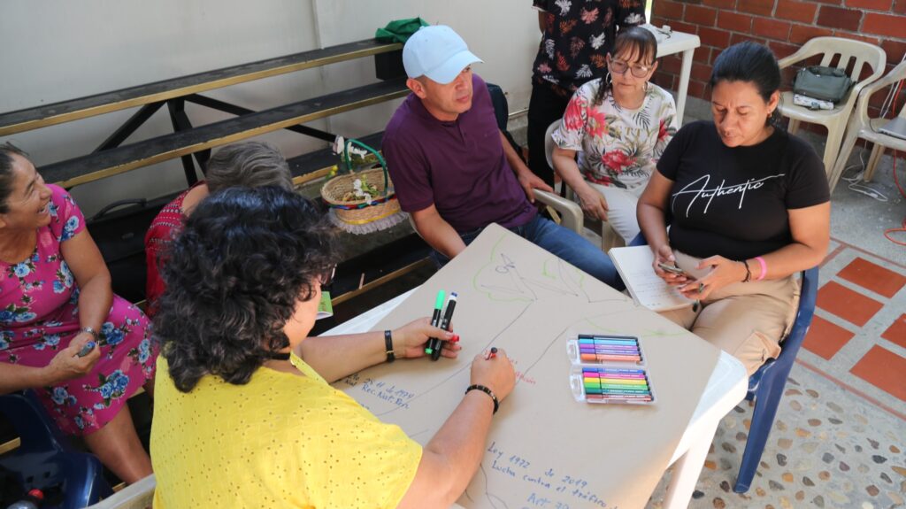 Puede ser una imagen de 4 personas y ajedrez