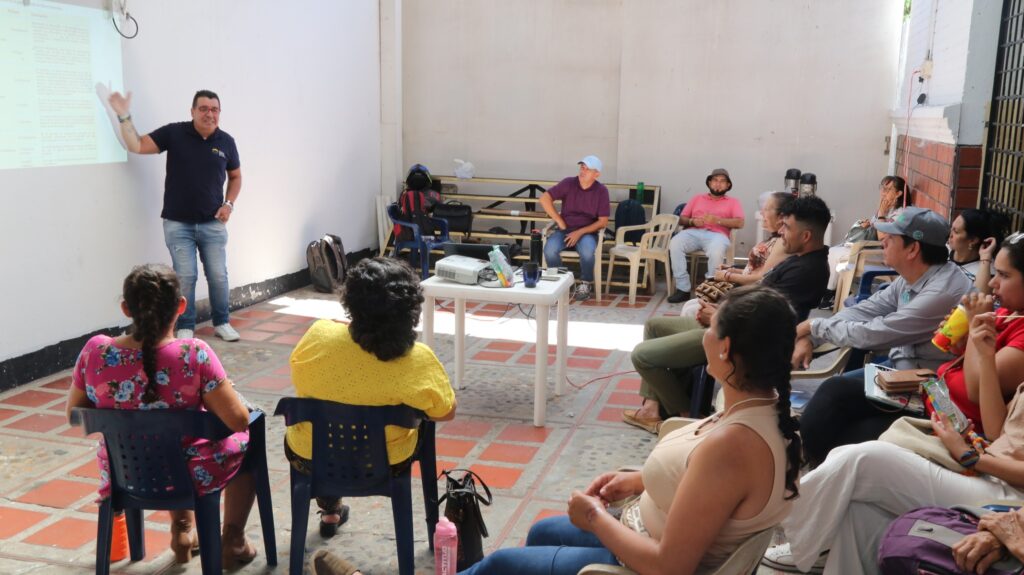 Puede ser una imagen de 8 personas y personas estudiando