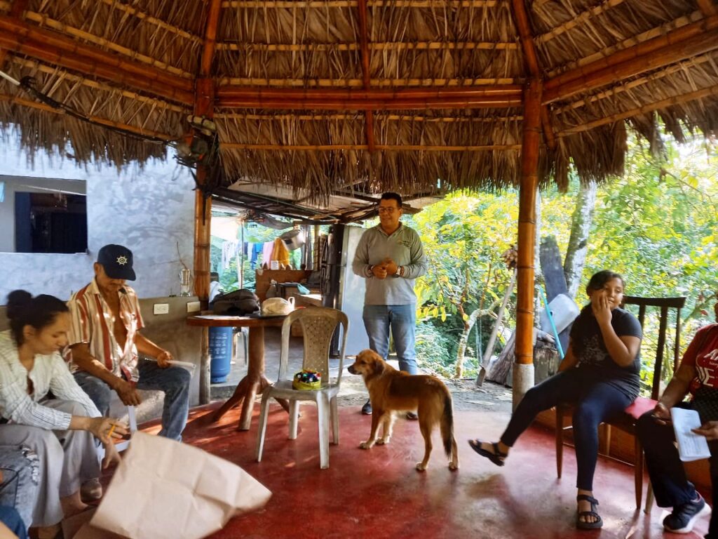 Puede ser una imagen de 5 personas