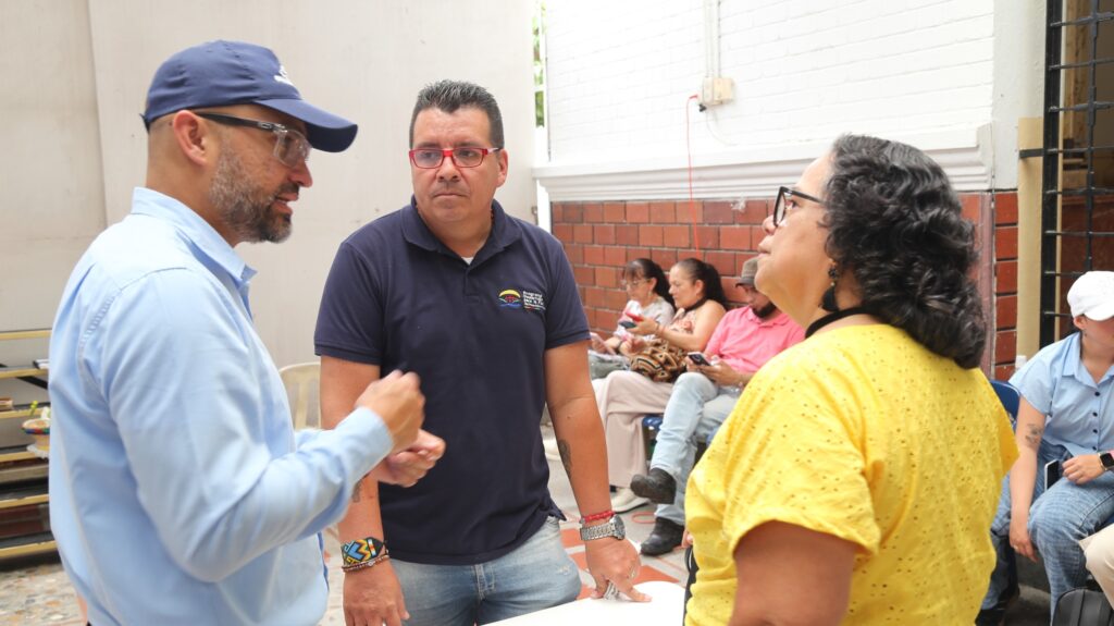 Puede ser una imagen de 5 personas y texto