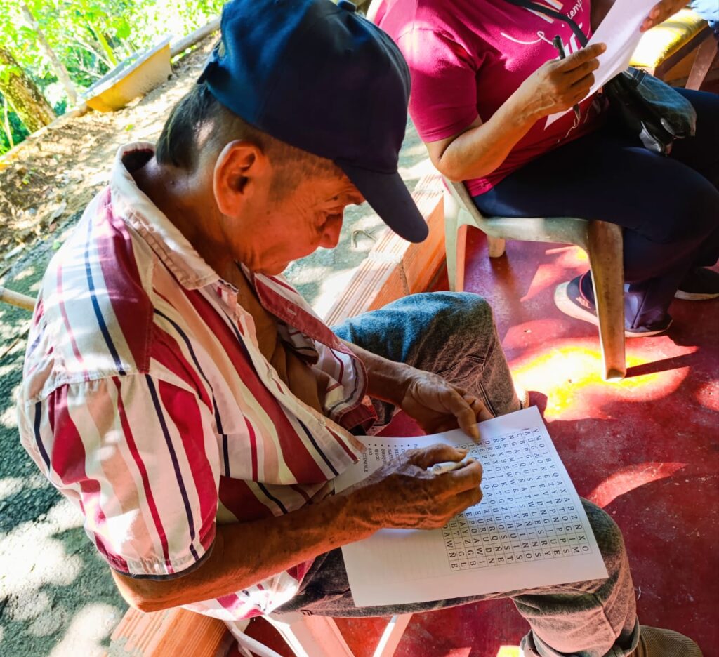 Puede ser una imagen de 1 persona, estudiando y texto