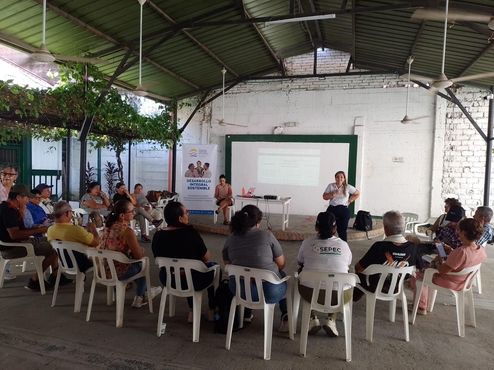 Puede ser una imagen de 13 personas y texto