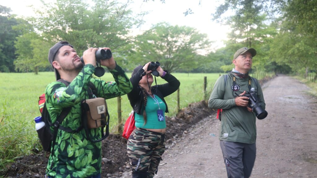 Puede ser una imagen de 3 personas