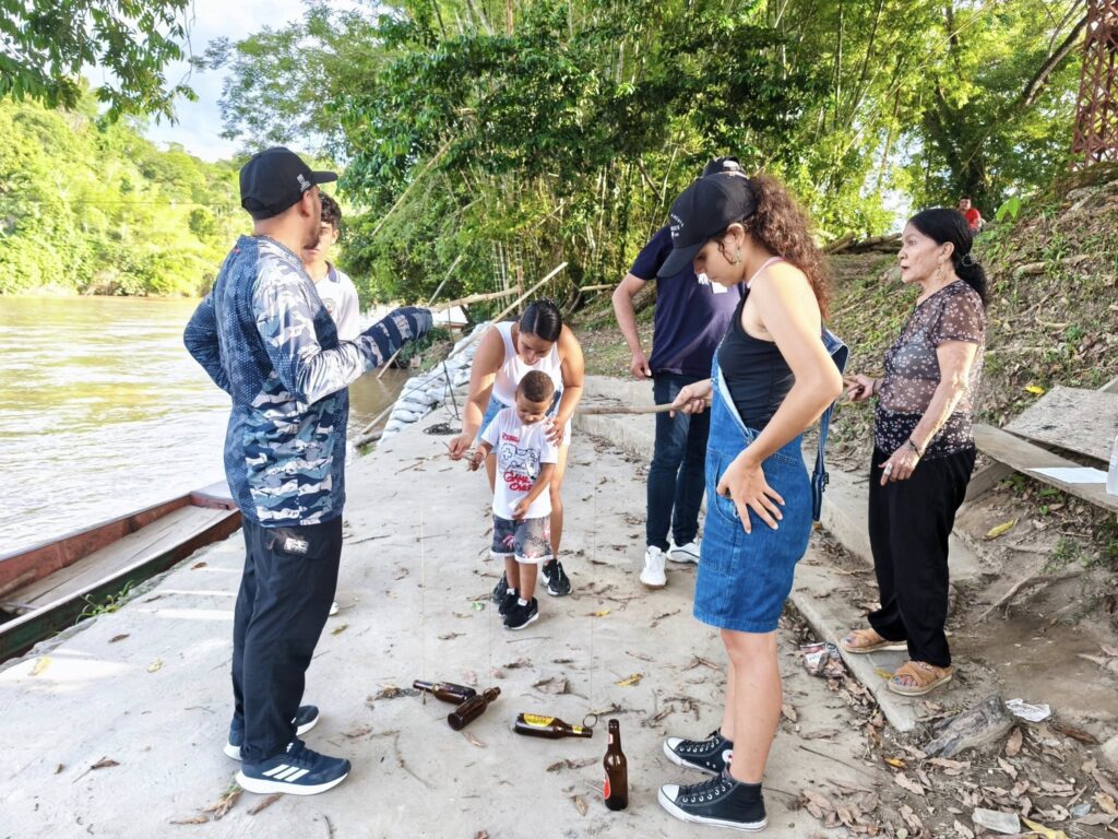 Puede ser una imagen de 5 personas y niños