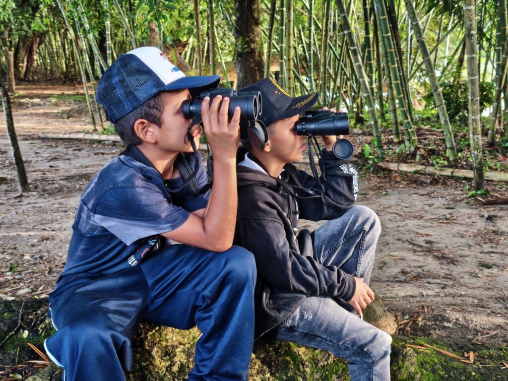 Puede ser una imagen de 2 personas y niños