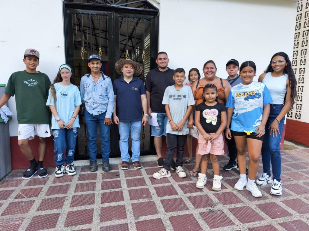 Puede ser una imagen de 9 personas y personas sonriendo